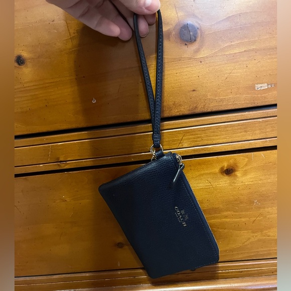 Coach Wristlet-Pebbled Leather –Dark Plum/Navy –EUC –Authentic Dust Bag Included - Picture 5 of 8